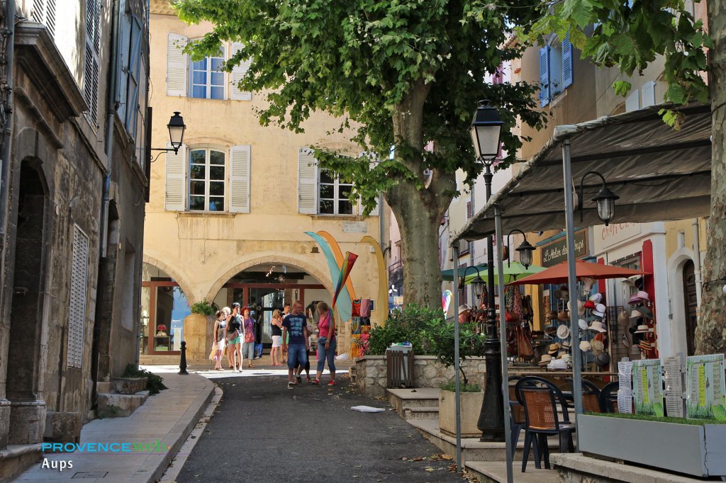 Village d'Aups, marché provençal à 15 min de Bauduen