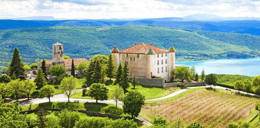 Village d'Aiguines perché au-dessus du Lac de Sainte-Croix