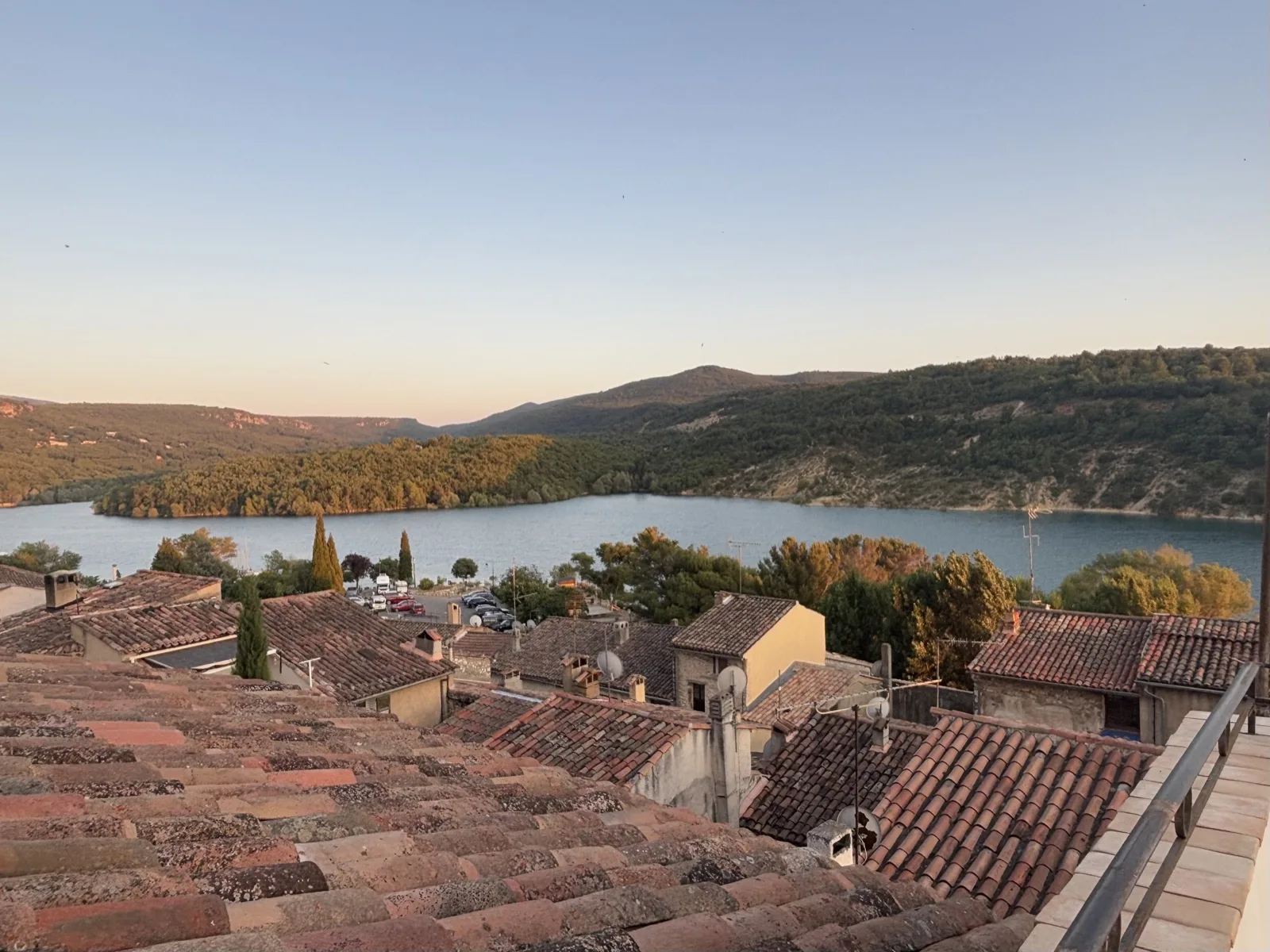 Vue sur le village de Bauduen et le lac
