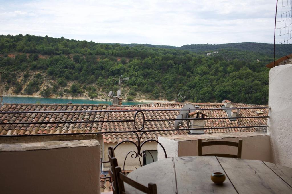 Appartement Moana – terrasse avec vue sur le lac de Sainte-Croix