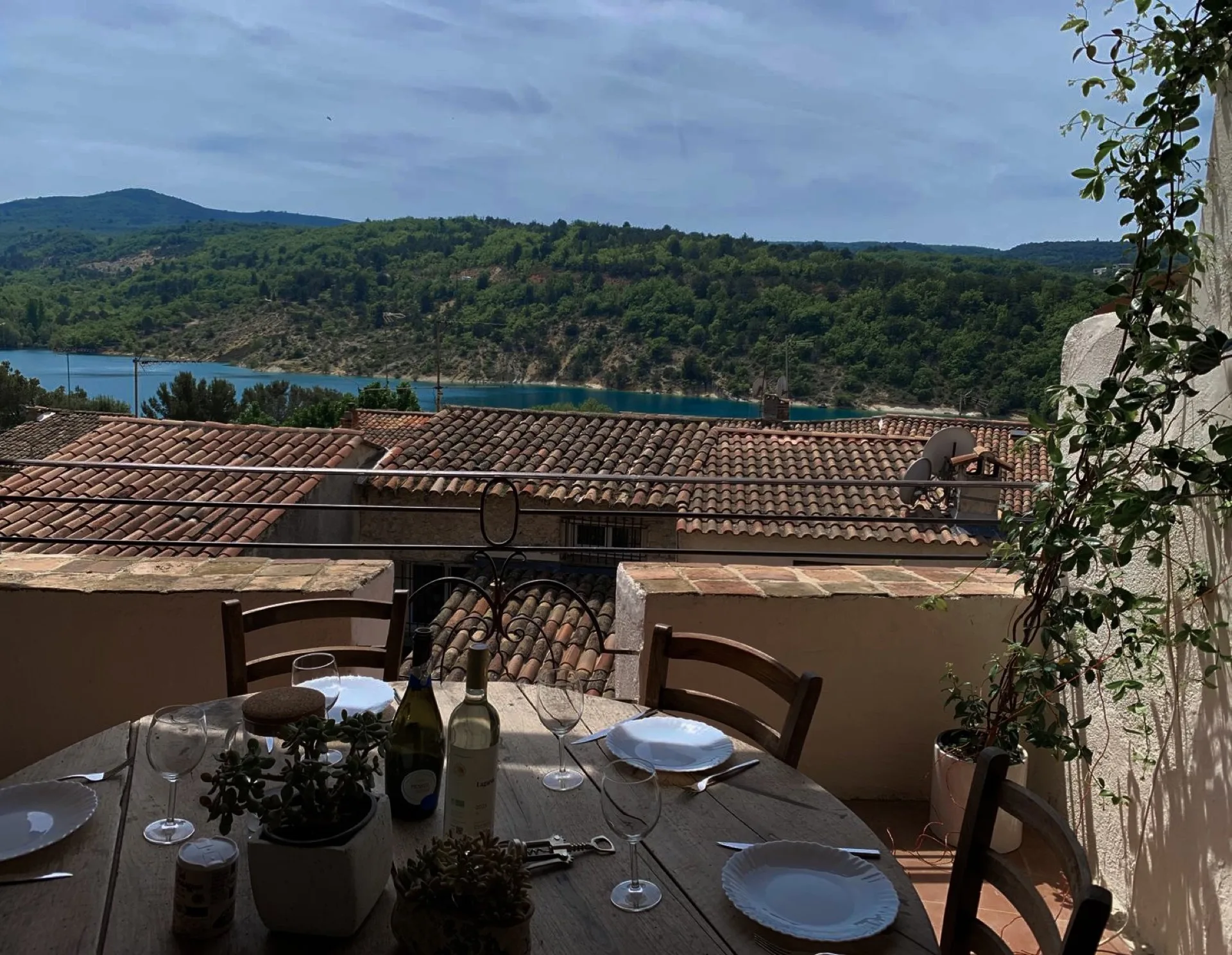 Appartement Moana – terrasse avec vue sur le lac de Sainte-Croix