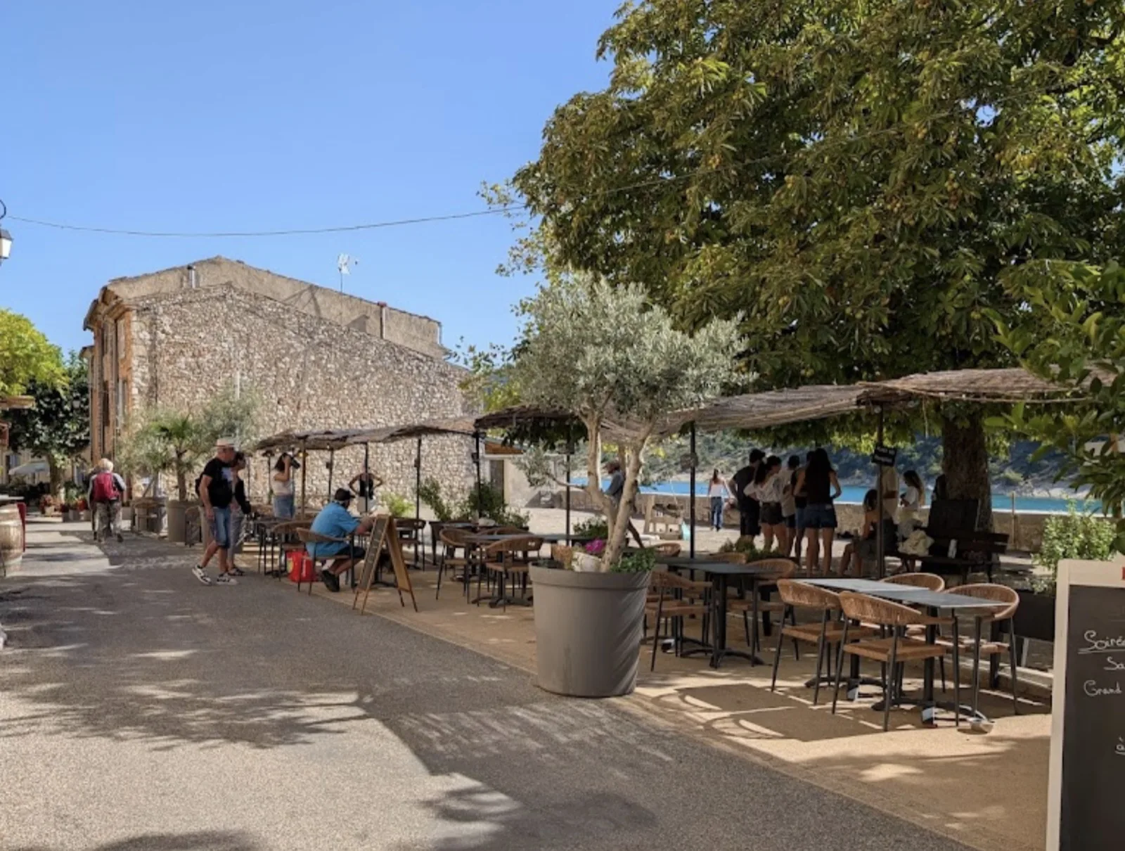 La place ombragée de Bauduen, son terrain de boules et le café du midi