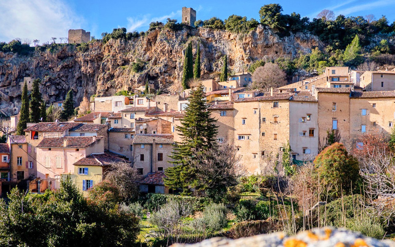 Cotignac, village provençal au pied d'une falaise dans le Var
