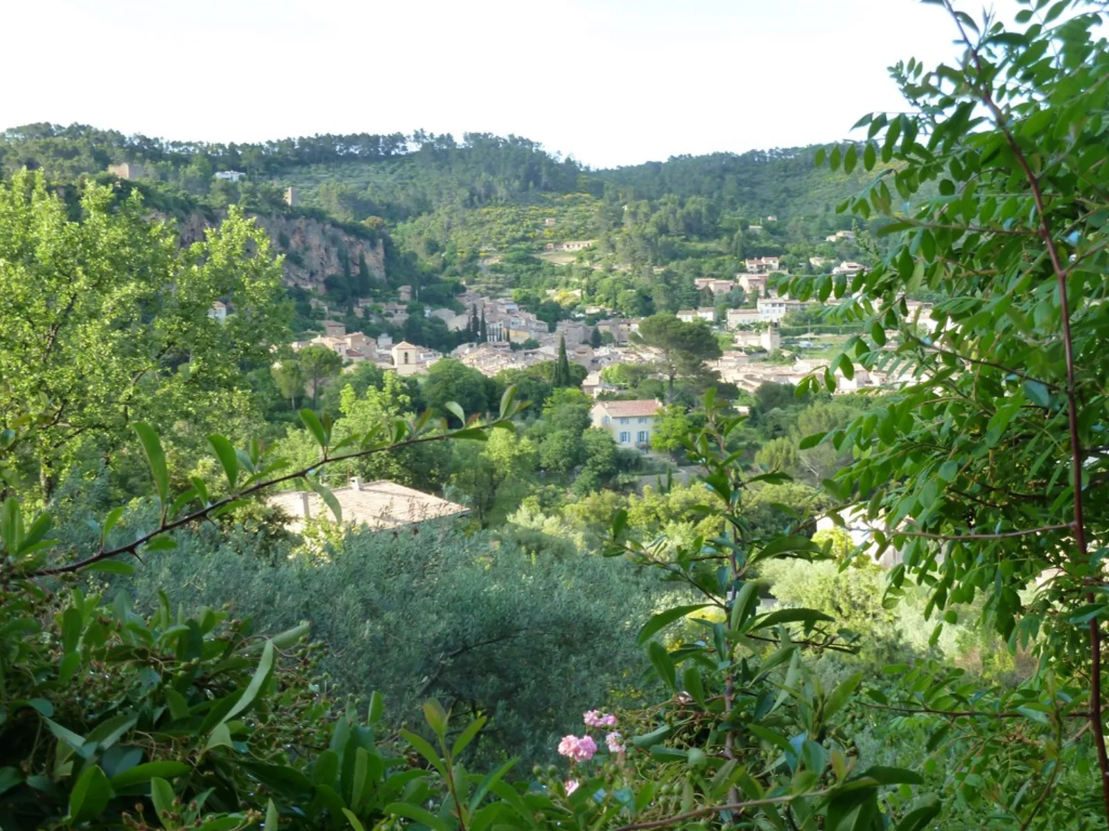 Cotignac, village provençal au pied d'une falaise dans le Var