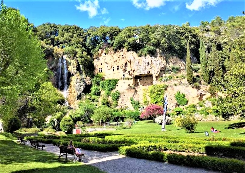 Villecroze-les-Grottes, grottes et cascade dans le Var